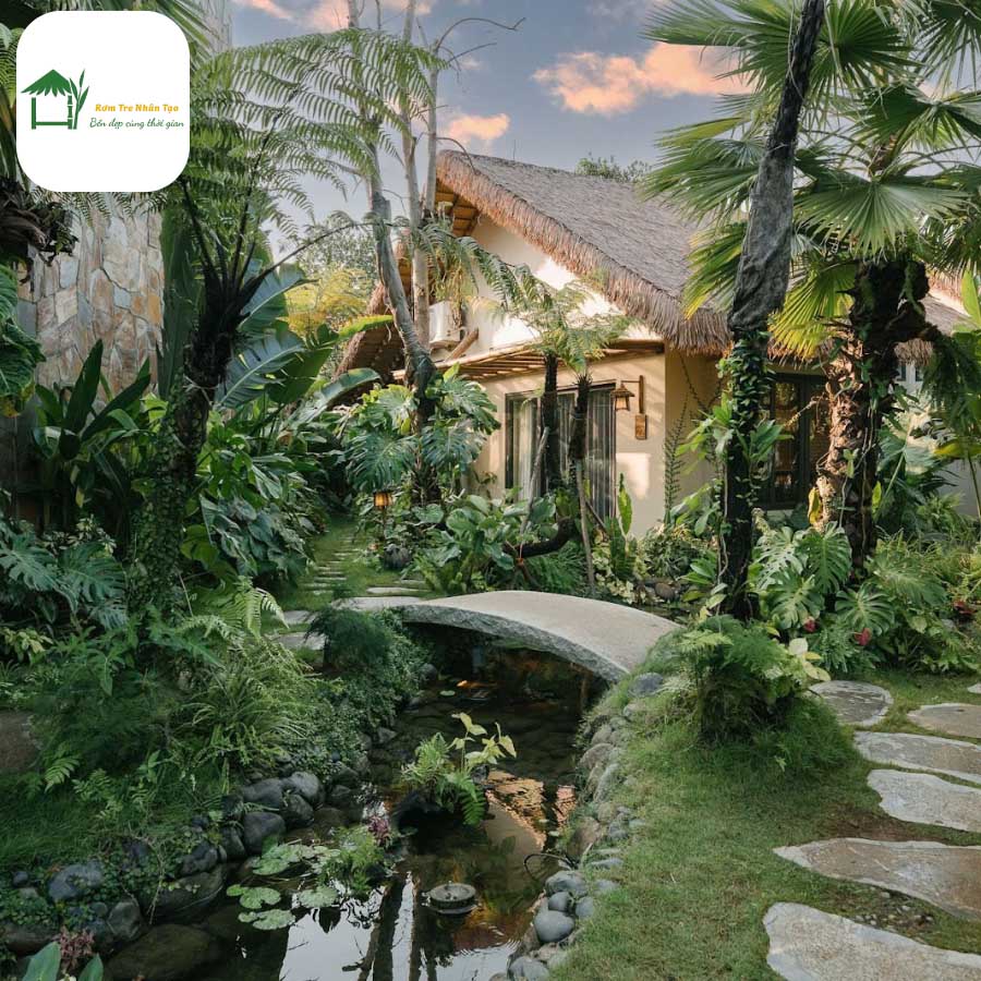Resort sinh thái với hồ cá Koi và cầu đá nhỏ.