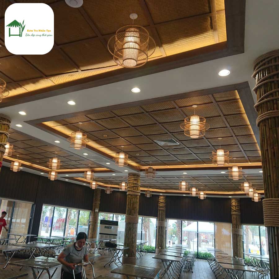 Nhà hàng trang trí trần bằng cót ép nhân tạo và đèn tre.