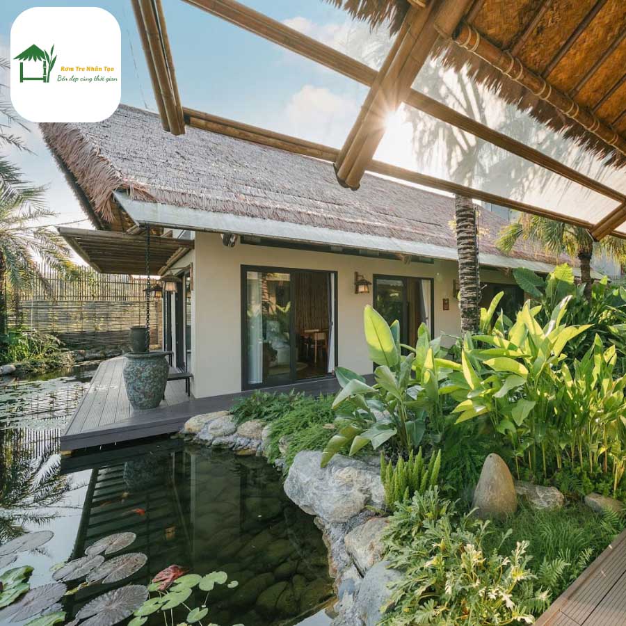 Khu nhà hàng resort kết hợp mái rơm nhân tạo và hồ nước. Ý Tưởng Thiết Kế Nhà Hàng