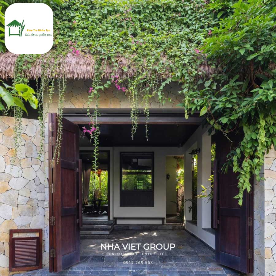 Lối vào resort thiết kế bằng tre nhân tạo và vật liệu xanh. vật liệu xây dựng thông minh