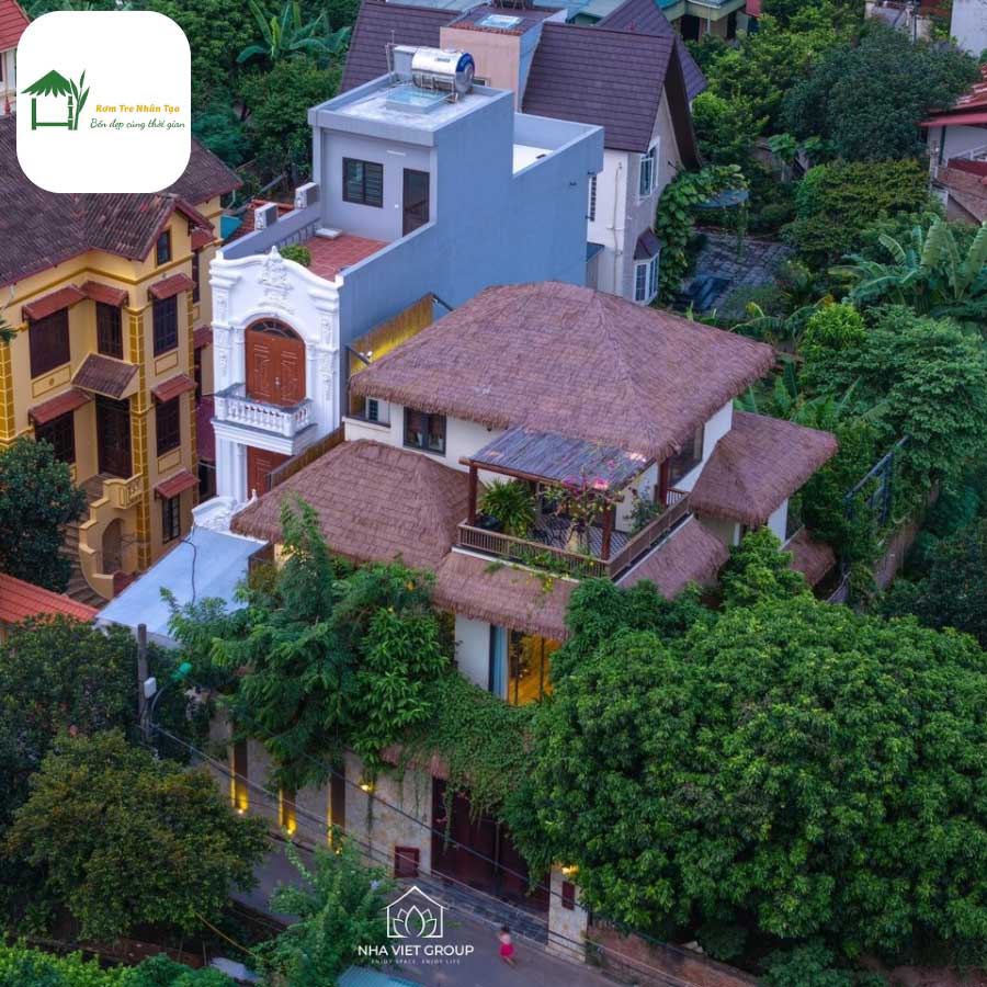 Toàn cảnh khu resort với mái rơm nhân tạo bao quanh bởi cây xanh.