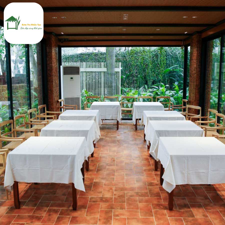 Không gian nhà hàng trong resort với thiết kế mở hướng ra thiên nhiên.