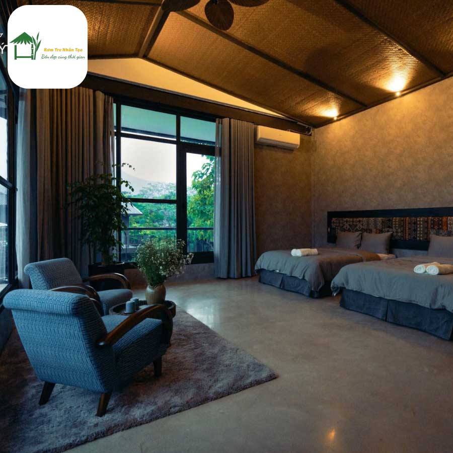 Phòng nghỉ resort sang trọng kết hợp vật liệu tre nhân tạo và nội thất hiện đại.