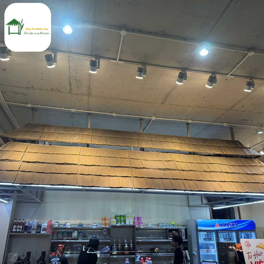 Quán café sử dụng trần cót ép nhân tạo, tạo điểm nhấn khác biệt.Ghi chú: