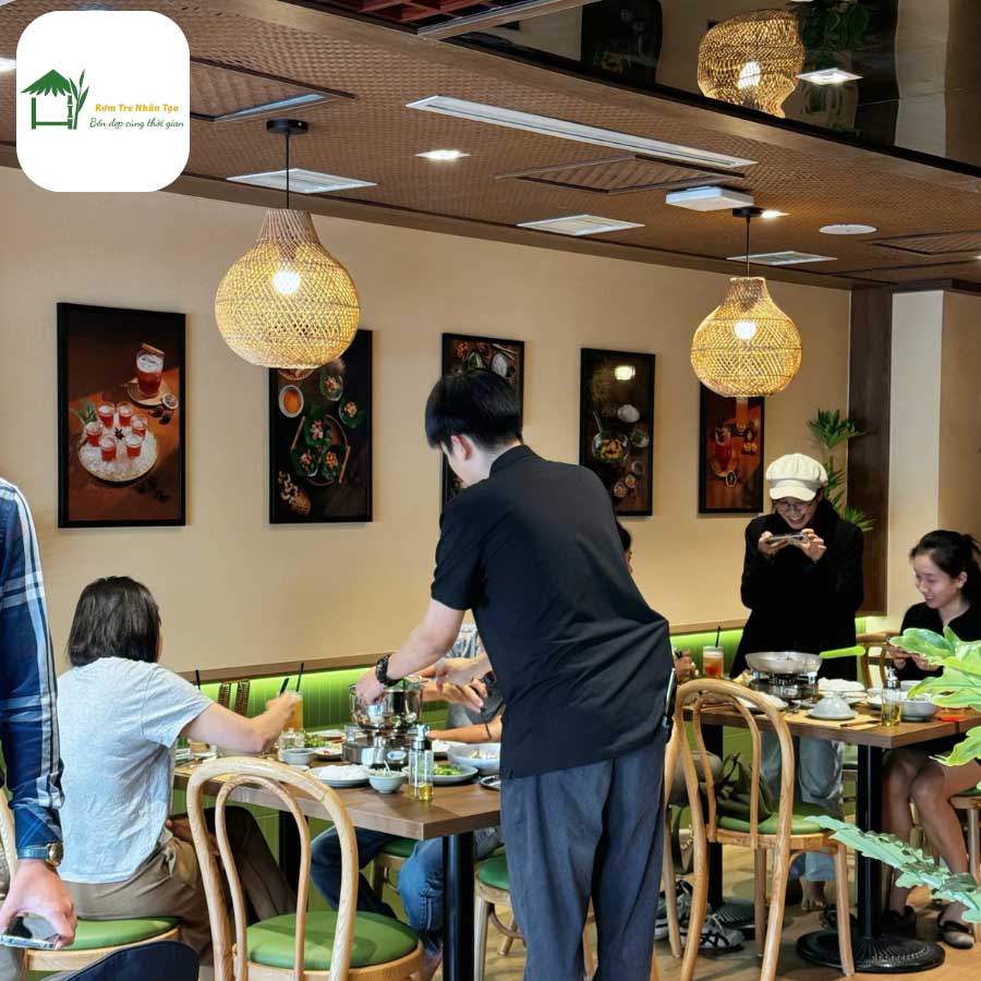 Không gian quán ăn trang trí trần cót ép nhân tạo kết hợp đèn mây tre.