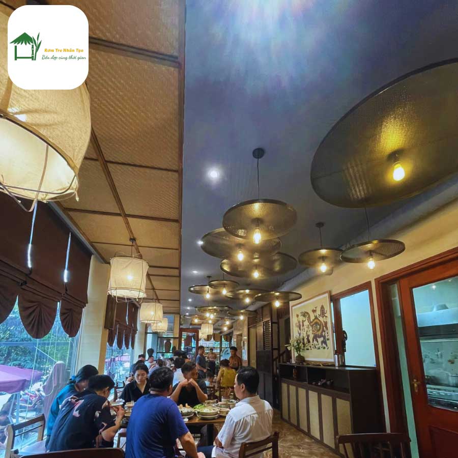 Trần cót ép nhân tạo trong quán cafe phong cách hiện đại.