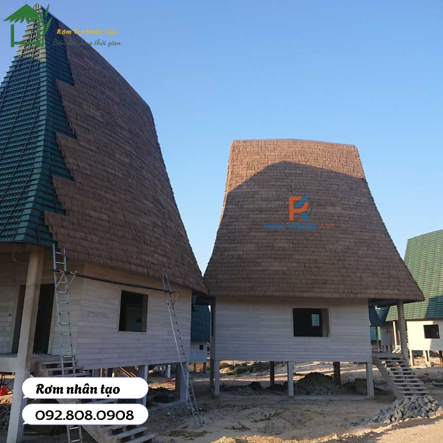 Ảnh tổng thể nhà rông sau khi lợp rơm nhân tạo, hài hòa giữa văn hóa và vật liệu mới