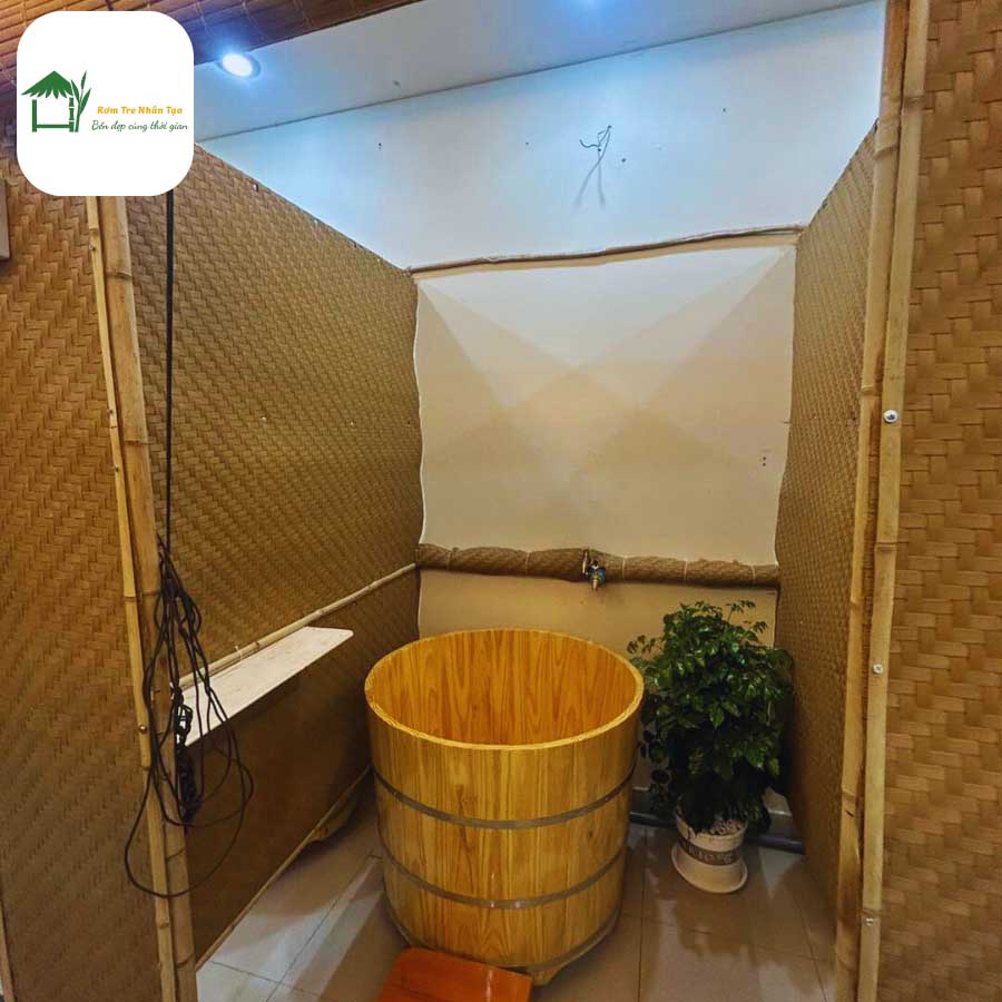 Phòng tắm spa sử dụng cót ép nhân tạo trang trí tường.