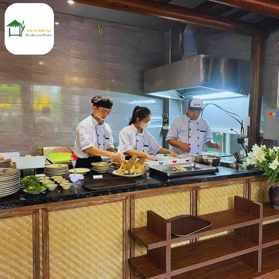 Quầy bếp nhà hàng trang trí bằng cót ép nhân tạo.
