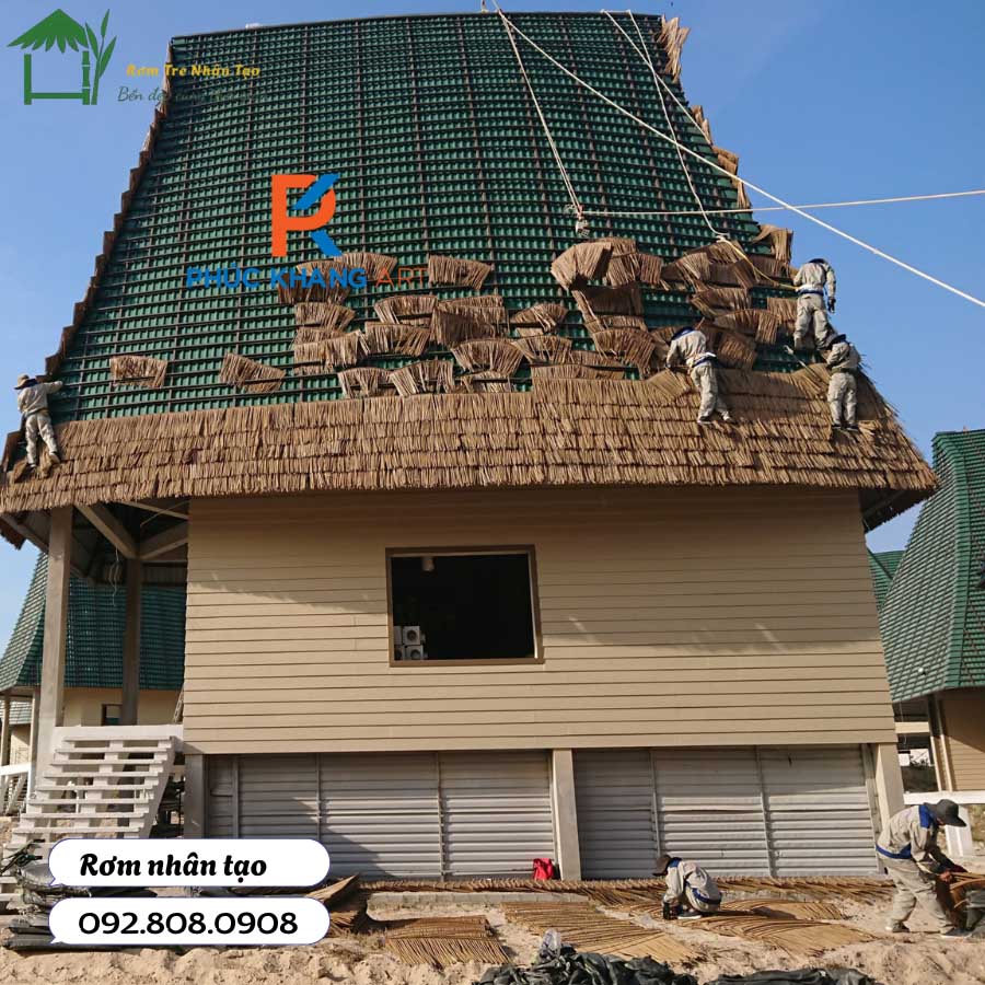 Nhóm thợ đang lợp mái rơm nhân tạo quy mô lớn tại công trình văn hóa Tây Nguyên