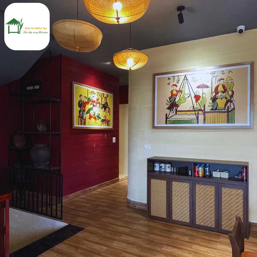 Tường trang trí bằng cót ép nhân tạo trong không gian nhà hàng.