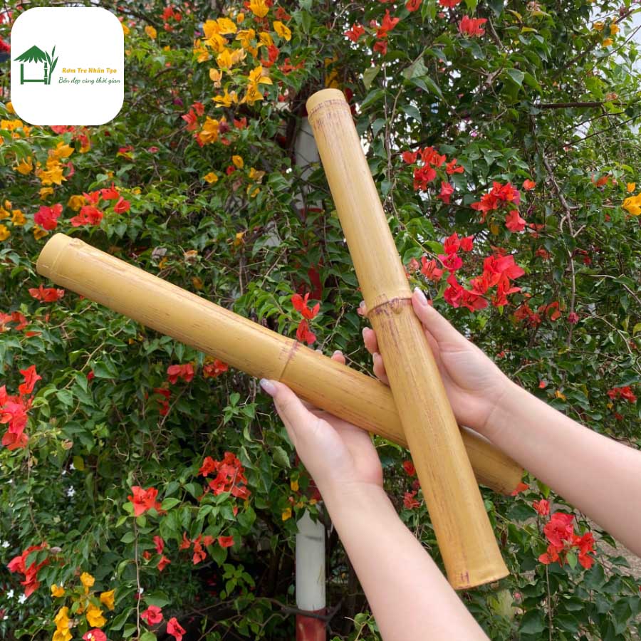 Ống tre nhân tạo màu vàng tự nhiên sử dụng cho công trình ngoại thất.
