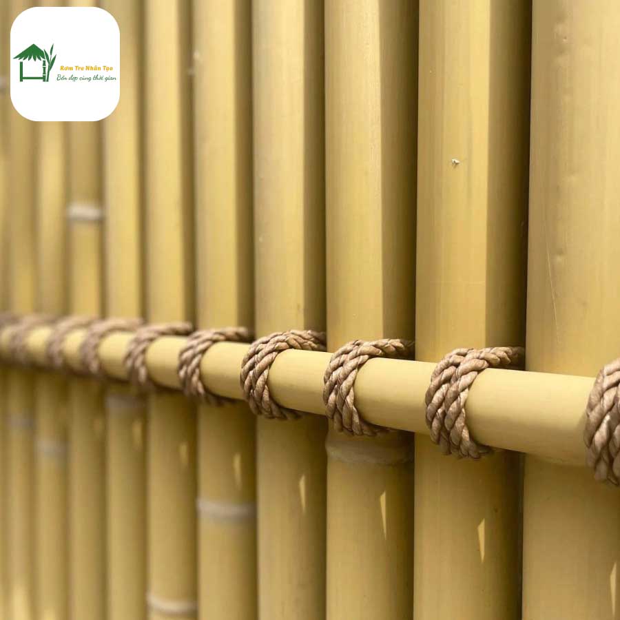 Hàng rào ống tre nhân tạo lắp ghép thẳng hàng.