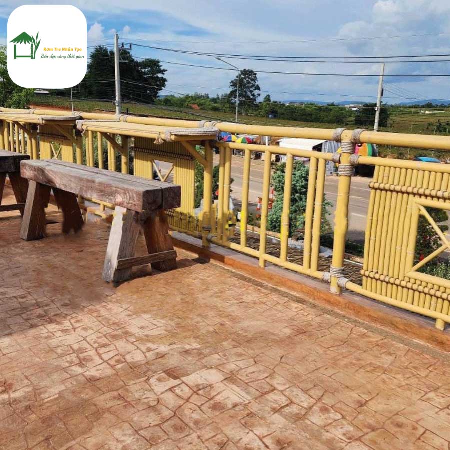 Hàng rào và lan can sân vườn bằng tre nhân tạo.