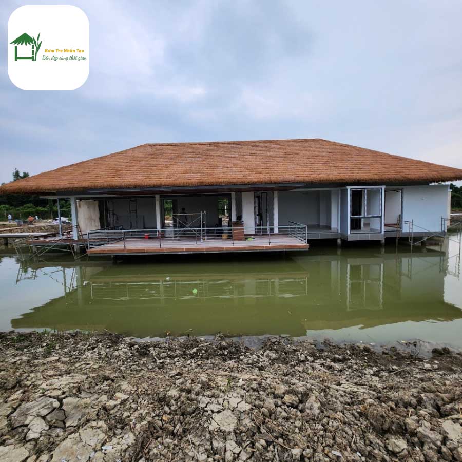 Nhà nghỉ dưỡng trên hồ với mái rơm nhân tạo.