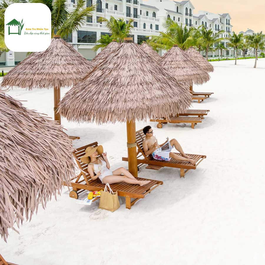 Vật liệu rơm nhân tạo là lựa chọn lý tưởng cho resort ven biển nhờ khả năng chống ẩm và chịu tia UV tốt.