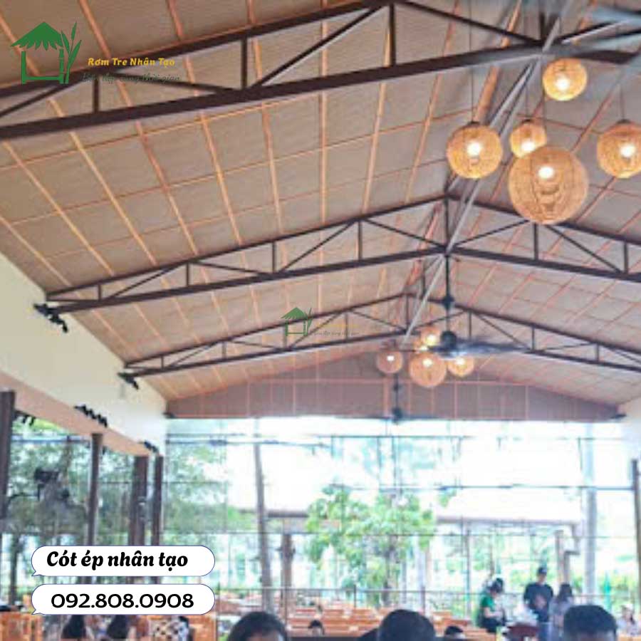 Toàn cảnh khu vực ăn uống chính, trần ốp cót ép vàng xám, phối cùng đèn tre trang trí.