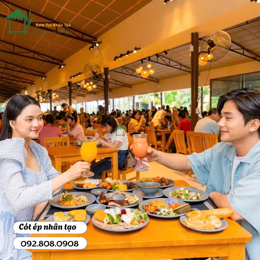 Ảnh khách du lịch thưởng thức món ăn dưới trần cót ép, ánh đèn vàng dịu, tạo cảm giác gần gũi.