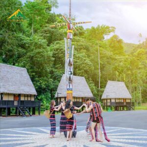 Du khách giao lưu cùng nghệ sĩ dân tộc trước dãy nhà mái rơm nhân tạo