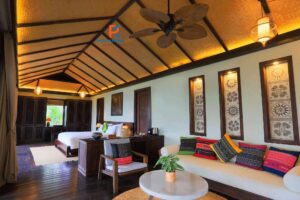 Trần phòng khách resort dùng cót nhân tạo giả mây tre, sang trọng.