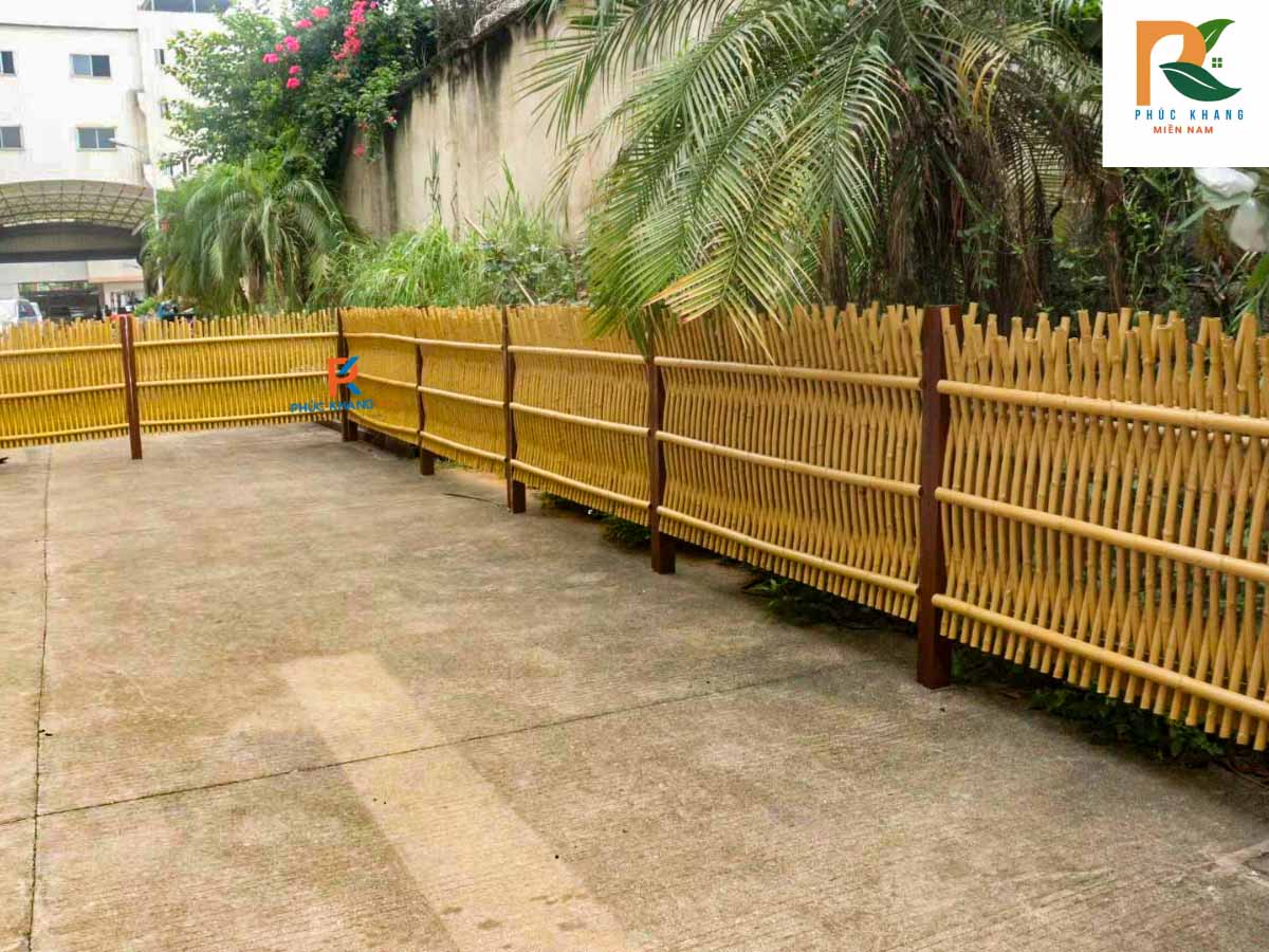 Hàng rào tre giả ngoài trời chống thấm, bền đẹp.