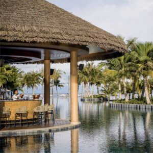 Hồ bơi biệt thự nghỉ dưỡng New World lợp mái rơm nhân tạo