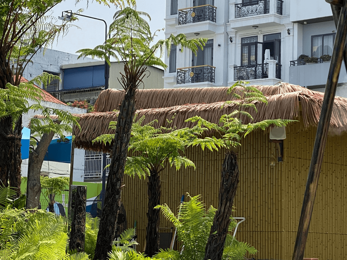 Vách tre nhân tạo trang trí quán cafe sân vườn