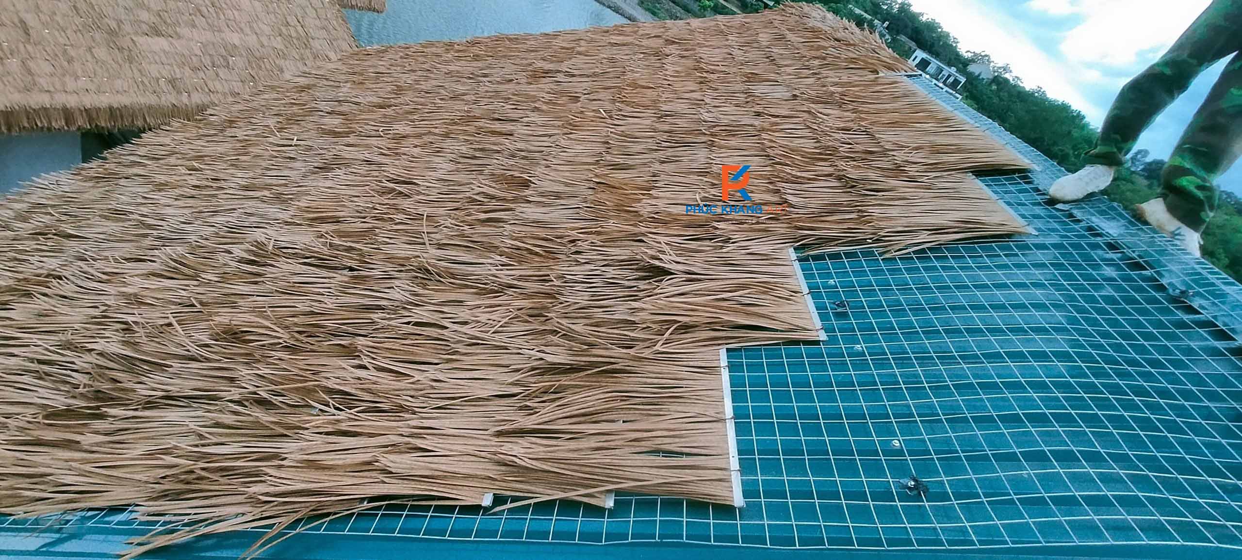 Thi công mái rơm nhân tạo trên tôn giúp giảm ồn, chống nóng hiệu quả