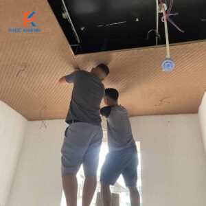 Thợ đang lắp đặt trần cót ép nhân tạo tại công trình