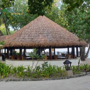 Mái chòi ven biển lợp rơm nhân tạo