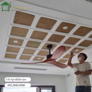 Thợ thi công đang gắn cót ép lên trần