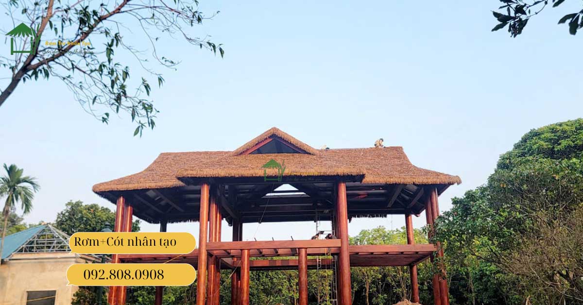 Toàn cảnh mái rơm nhân tạo sau khi lợp xong, tạo vẻ mộc mạc, gần gũi với thiên nhiên.