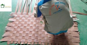 Công nhân hoàn thiện tấm cót ép nhân tạo tại xưởng Phúc Khang Art