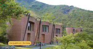 Homestay Quẩy Tấu Hà Giang với cót ép phên tre viền ngoài nhìn ra núi rừng