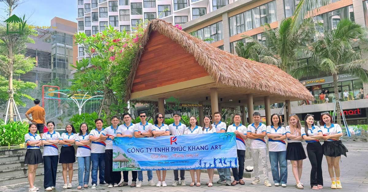 Tập thể công ty Rơm tre nhân tạo Việt Nam tham gia sự kiện, giới thiệu sản phẩm mái rơm nhân tạo.